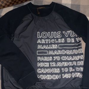 Louis Vuttion sweater size (M)